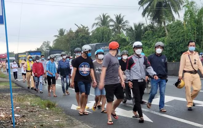 Cảnh sát áp giải hàng chục thanh thiếu niên tham gia đua xe về tụ sở làm việc Cảnh sát áp giải hàng chục thanh thiếu niên tham gia đua xe về tụ sở làm việc