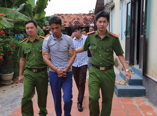 Cơ quan Cảnh sát điều tra Công an tỉnh Vĩnh Phúc đã ra lệnh giữ người trong trường hợp khẩn cấp với Dương Văn Thế, nghi phạm được cho là hung thủ giết một thiếu nữ 17 tuổi