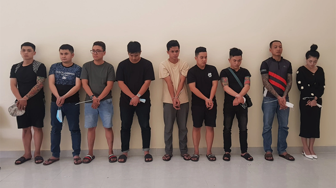 Những người bị đưa về trụ sở công an (Ảnh: Công an cung cấp)