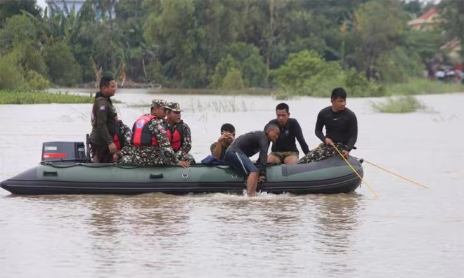 Thành viên lực lượng tìm kiếm cứu nạn Campuchia tìm kiếm nạn nhân vụ chìm thuyền
