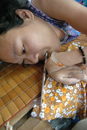 Nỗi lòng của cô gái liệt toàn thân viết thơ bằng miệng ảnh 2 Nỗi lòng của cô gái liệt toàn thân viết thơ bằng miệng ảnh 2