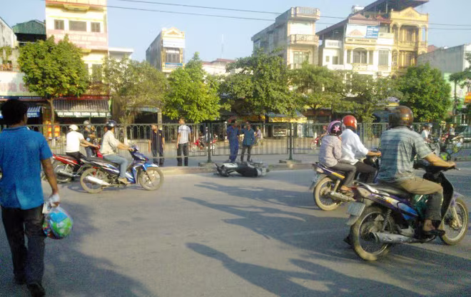 Nam thanh niên gặp nạn nằm bất động vắt ngang dải phân cách ảnh 2 Nam thanh niên gặp nạn nằm bất động vắt ngang dải phân cách ảnh 2