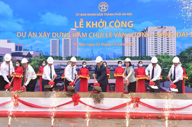 Các đồng chí lãnh đạo thực hiện nghi lễ khởi công công trình
