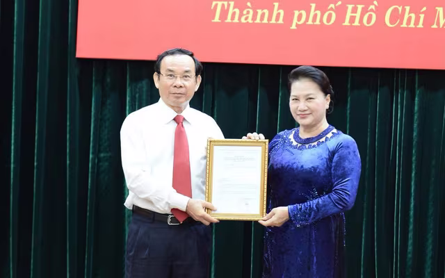 Chủ tịch Quốc hội Nguyễn Thị Kim Ngân trao quyết định của Bộ Chính trị cho ông Nguyễn Văn Nên Chủ tịch Quốc hội Nguyễn Thị Kim Ngân trao quyết định của Bộ Chính trị cho ông Nguyễn Văn Nên