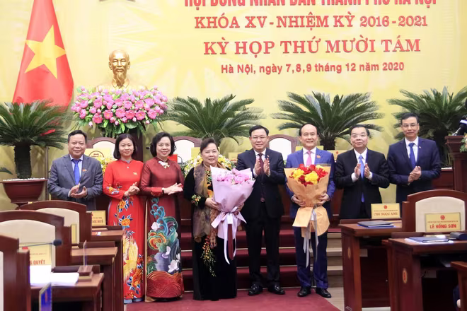 Bí thư Thành ủy Vương Đình Huệ cùng Chủ tịch UBND TP Chu Ngọc Anh chúc mừng 2 đồng chí Nguyễn Thị Bích Ngọc và Nguyễn Ngọc Tuấn Bí thư Thành ủy Vương Đình Huệ cùng Chủ tịch UBND TP Chu Ngọc Anh chúc mừng 2 đồng chí Nguyễn Thị Bích Ngọc và Nguyễn Ngọc Tuấn