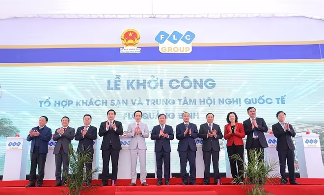 Các vị lãnh đạo thực hiện nghi lễ khởi công Các vị lãnh đạo thực hiện nghi lễ khởi công