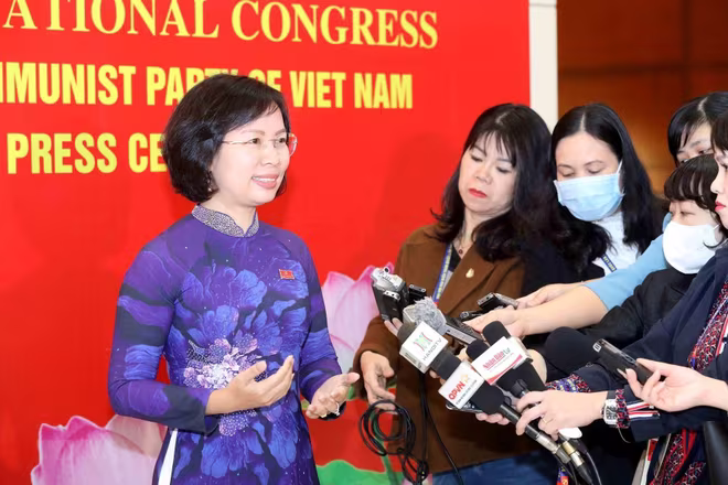 Đai biểu Bùi Huyền Mai - Trưởng Ban Tuyên giáo Thành ủy Hà Nội trao đổi với báo chí Đai biểu Bùi Huyền Mai - Trưởng Ban Tuyên giáo Thành ủy Hà Nội trao đổi với báo chí