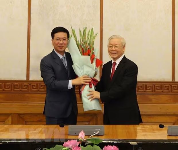 Tổng Bí thư, Chủ tịch nước Nguyễn Phú Trọng tặng hoa chúc mừng đồng chí Võ Văn Thưởng, Ủy viên Bộ Chính trị, được phân công giữ chức Thường trực Ban Bí thư Tổng Bí thư, Chủ tịch nước Nguyễn Phú Trọng tặng hoa chúc mừng đồng chí Võ Văn Thưởng, Ủy viên Bộ Chính trị, được phân công giữ chức Thường trực Ban Bí thư