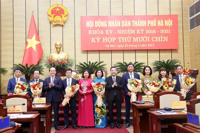 Lãnh đạo thành phố tặng hoa chúc mừng các đồng chí được kiện toàn và miễn nhiệm Ủy viên UBND TP Lãnh đạo thành phố tặng hoa chúc mừng các đồng chí được kiện toàn và miễn nhiệm Ủy viên UBND TP