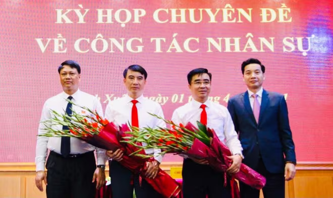 Lãnh đạo Quận ủy Thanh Xuân tặng hoa chúc mừng tân Chủ tịch UBND quận Thanh Xuân Võ Đăng Dũng và Giám đốc Sở Tài chính Nguyễn Xuân Lưu - nguyên Bí thư Quận ủy, Chủ tịch UBND quận Thanh Xuân Lãnh đạo Quận ủy Thanh Xuân tặng hoa chúc mừng tân Chủ tịch UBND quận Thanh Xuân Võ Đăng Dũng và Giám đốc Sở Tài chính Nguyễn Xuân Lưu - nguyên Bí thư Quận ủy, Chủ tịch UBND quận Thanh Xuân