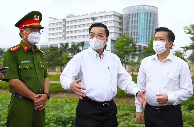 Chủ tịch UBND TP Hà Nội Chu Ngọc Anh kiểm tra tại Bệnh viện Bệnh Nhiệt đới Trung ương