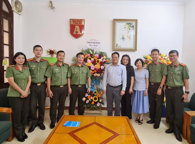 Phó Giám đốc phụ trách Sở TT-TT Nguyễn Việt Hùng cùng đoàn công tác Sở TT-TT Hà Nội tặng hoa, chúc mừng Ban Biên tập và cán bộ chiến sĩ An ninh Thủ đô Phó Giám đốc phụ trách Sở TT-TT Nguyễn Việt Hùng cùng đoàn công tác Sở TT-TT Hà Nội tặng hoa, chúc mừng Ban Biên tập và cán bộ chiến sĩ An ninh Thủ đô