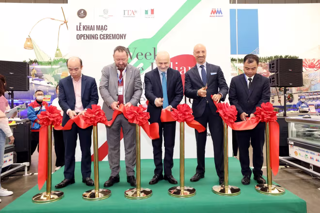 Cắt băng khai mạc “Tuần lễ Ẩm thực Ý” tại trung tâm MM Mega Market Thăng Long, Hà Nội
