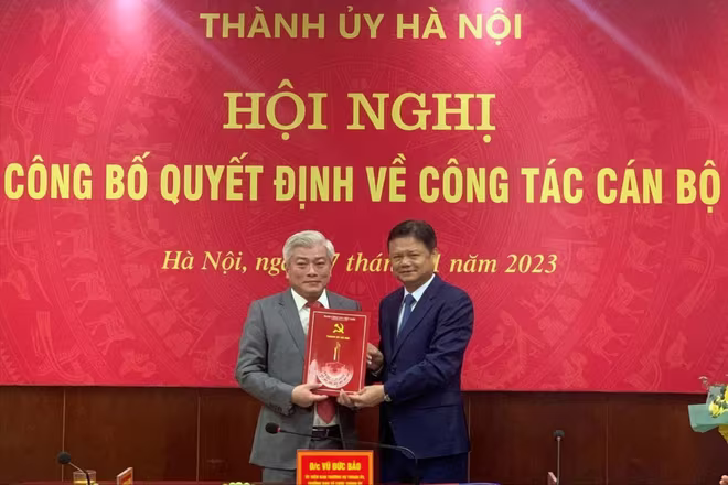 Trưởng Ban Tổ chức Thành ủy Vũ Đức Bảo trao quyết định cho ông Mai Trọng Thái Trưởng Ban Tổ chức Thành ủy Vũ Đức Bảo trao quyết định cho ông Mai Trọng Thái