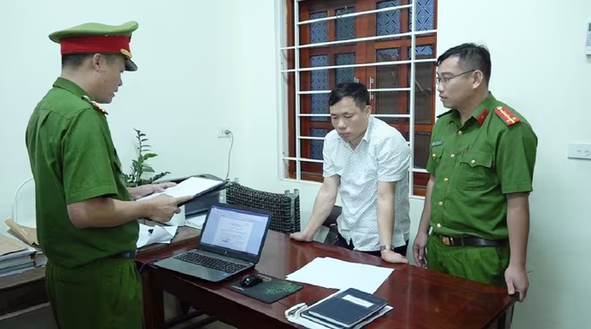 Cơ quan chức năng đọc lệnh khởi tố ông Trần Đức Lợi Cơ quan chức năng đọc lệnh khởi tố ông Trần Đức Lợi