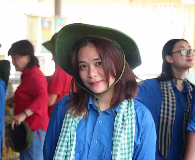 Đỗ Thương Huyền- Sinh viên Trường Đại học Khoa học Xã hội và Nhân văn Đỗ Thương Huyền- Sinh viên Trường Đại học Khoa học Xã hội và Nhân văn