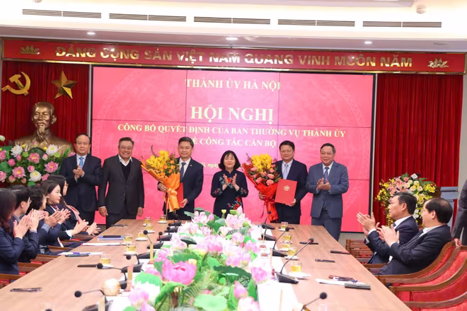 Các đồng chí lãnh đạo thành phố tặng hoa, chúc mừng đồng chí Hà Minh Hải và đồng chí Vũ Đức Bảo Các đồng chí lãnh đạo thành phố tặng hoa, chúc mừng đồng chí Hà Minh Hải và đồng chí Vũ Đức Bảo