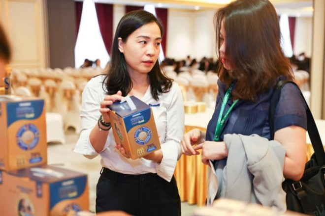 Đại diện Vinamilk giới thiệu các sản phẩm dinh dưỡng cho người dùng