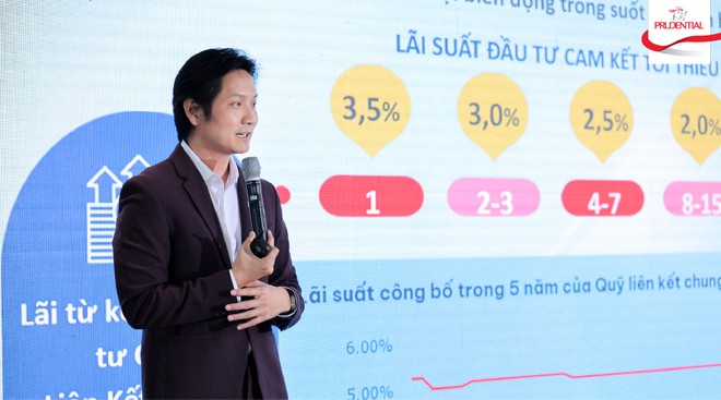 Đại diện Prudential giới thiệu sản phẩm mới PRU-Bảo Vệ Tối Đa