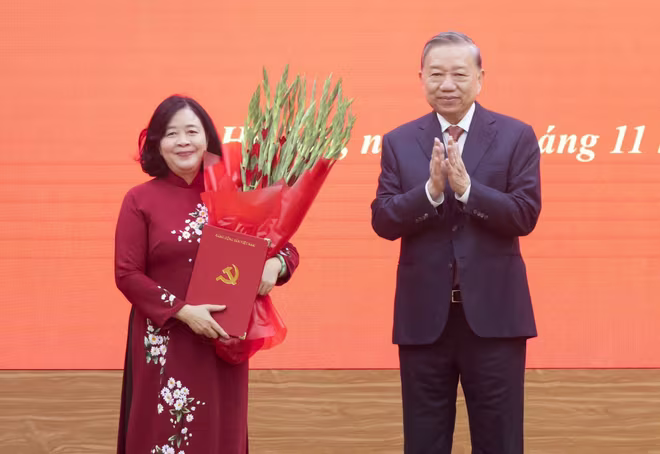Tổng Bí thư Tô Lâm trao quyết định tới đồng chí Bùi Thị Minh Hoài.