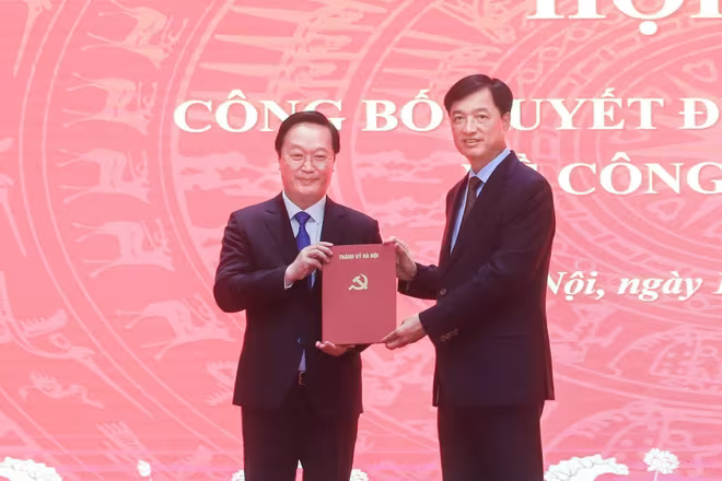 Bí thư Thành ủy Hà Nội Nguyễn Duy Ngọc trao quyết định đến đồng chí Nguyễn Đức Trung