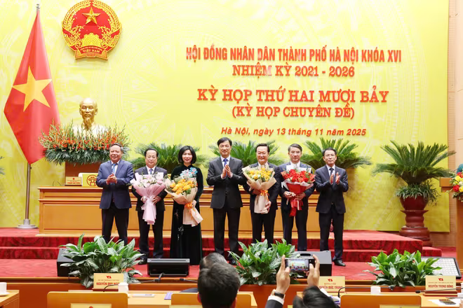 Ủy viên Bộ Chính trị, Bí thư Thành ủy Nguyễn Duy Ngọc tặng hoa chúc mừng các đồng chí được tín nhiệm giao trọng trách