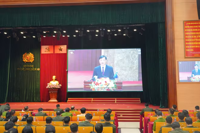 Các đại biểu dự hội nghị tại điểm cầu CATP Hà Nội lắng nghe Bí thư Thành ủy Hà Nội Nguyễn Duy Ngọc phát biểu khai mạc