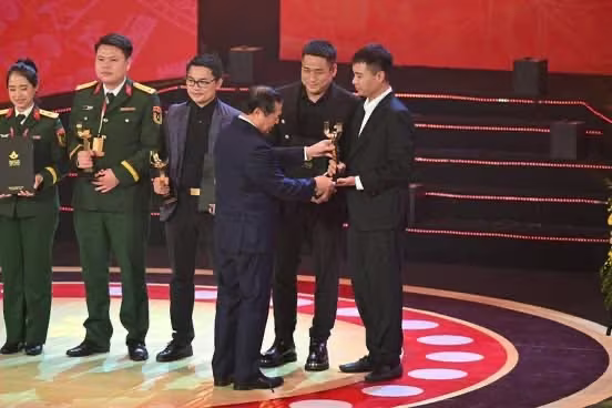 Êkíp &quot;Người giữ hồn di sản &quot; nhận giải Bông Sen Vàng tại Liên hoan phim Việt Nam năm 2025