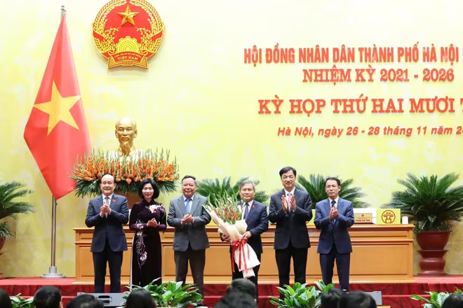 Ủy viên Bộ Chính trị, Bí thư Thành ủy Hà Nội Nguyễn Duy Ngọc và các đồng chí lãnh đạo TP chúc mừng đồng chí Vũ Đại Thắng Ủy viên Bộ Chính trị, Bí thư Thành ủy Hà Nội Nguyễn Duy Ngọc và các đồng chí lãnh đạo TP chúc mừng đồng chí Vũ Đại Thắng