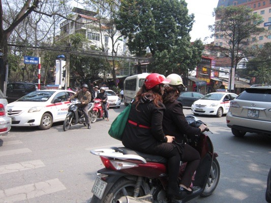 HN: Mũ bảo hiểm “rởm” vẫn bày bán tràn lan ảnh 3 HN: Mũ bảo hiểm “rởm” vẫn bày bán tràn lan ảnh 3