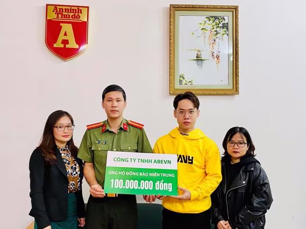 Đại diện Báo An ninh Thủ đô nhận 100 triệu đồng ủng hộ đồng bào miền Trung từ đại diện Công ty TNHH ABEVN Đại diện Báo An ninh Thủ đô nhận 100 triệu đồng ủng hộ đồng bào miền Trung từ đại diện Công ty TNHH ABEVN