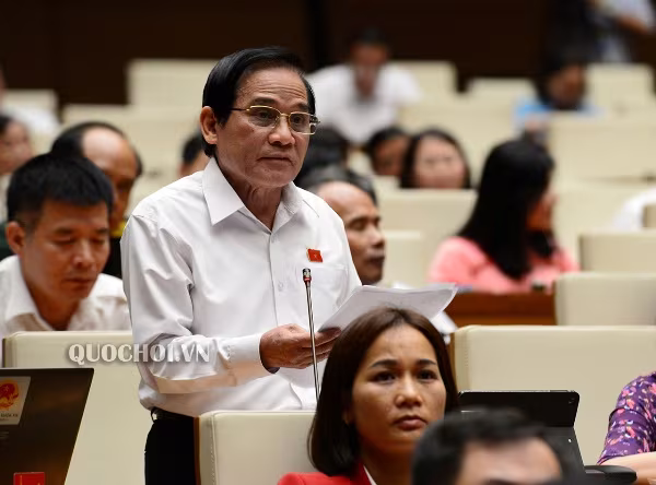 Địa biểu Quách Thế Tản (đoàn Hòa Bình) phát biểu thảo luận Địa biểu Quách Thế Tản (đoàn Hòa Bình) phát biểu thảo luận