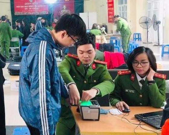 Lực lượng công an đang triển khai cấp CCCD gắn chíp cho người dân với nỗ lực rất cao Lực lượng công an đang triển khai cấp CCCD gắn chíp cho người dân với nỗ lực rất cao