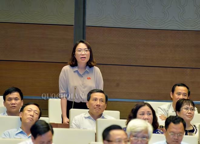 Đại biểu Phạm Thị Minh Hiền (đoàn Phú Yên) phát biểu thảo luận Đại biểu Phạm Thị Minh Hiền (đoàn Phú Yên) phát biểu thảo luận