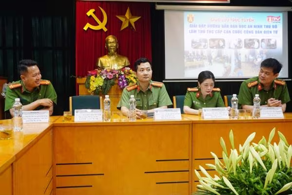 Đại diện lãnh đạo An ninh Thủ đô và khách mời tham gia cuộc giao lưu trực tuyến Đại diện lãnh đạo An ninh Thủ đô và khách mời tham gia cuộc giao lưu trực tuyến