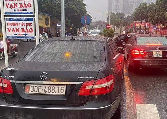 Hai chiếc xe cùng biển số vô tình cùng xuất hiện trên đường phố Hà Nội cách đây không lâu Hai chiếc xe cùng biển số vô tình cùng xuất hiện trên đường phố Hà Nội cách đây không lâu