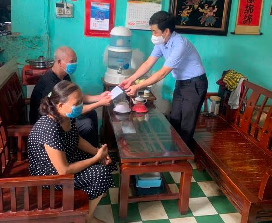 Nhiều người lao động đã được nhân hỗ trợ do bị ảnh hưởng bởi dịch Covid-19 Nhiều người lao động đã được nhân hỗ trợ do bị ảnh hưởng bởi dịch Covid-19