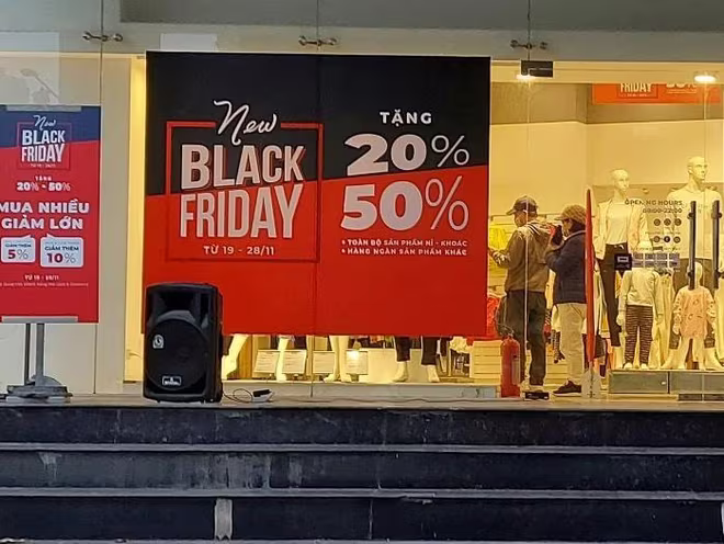Hàng loạt cửa hàng treo biển giảm giá ngày Black Friday