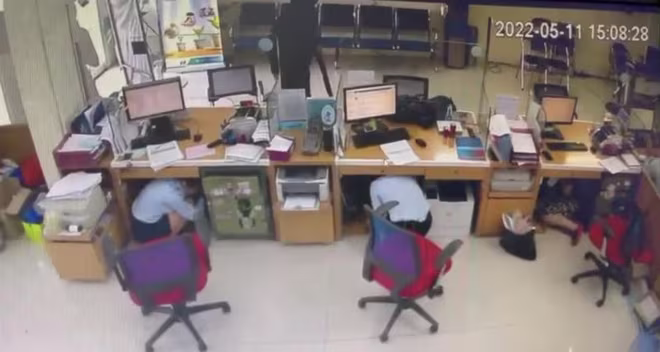 Nghi phạm sử dụng vật giống khẩu súng để khống chế nhân viên ngân hàng Nghi phạm sử dụng vật giống khẩu súng để khống chế nhân viên ngân hàng