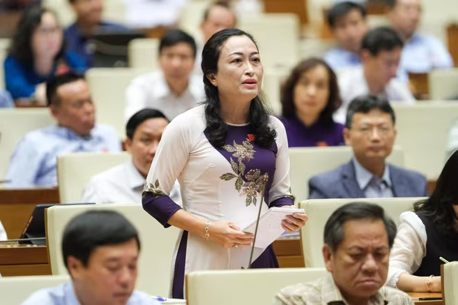 Đại biểu Trần Thị Hoa Ry (đoàn Bạc Liêu) đặt câu hỏi chất vấn Đại biểu Trần Thị Hoa Ry (đoàn Bạc Liêu) đặt câu hỏi chất vấn