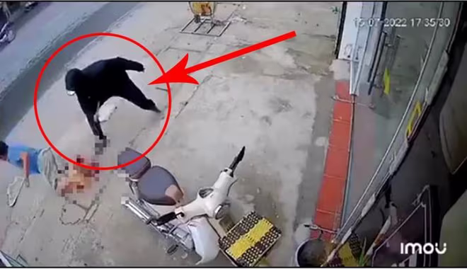 Đối tượng đã dùng dao chém lìa chân người đàn ông ngay trên phố (ảnh do camera ghi lại) Đối tượng đã dùng dao chém lìa chân người đàn ông ngay trên phố (ảnh do camera ghi lại)