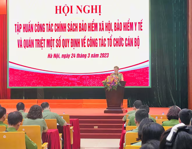 Trung tá Trần Văn Quang – Trưởng phòng Tổ chức cán bộ - CATP Hà Nội phát biểu khai mạc Trung tá Trần Văn Quang – Trưởng phòng Tổ chức cán bộ - CATP Hà Nội phát biểu khai mạc