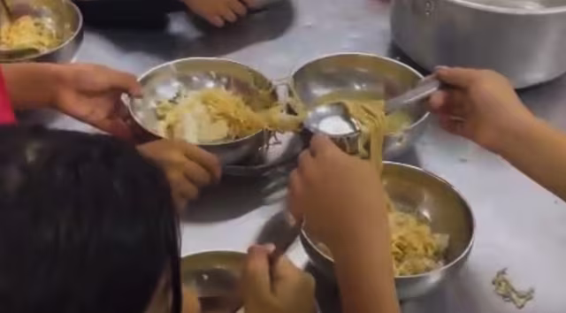 Học sinh ăn cơm chan mì tôm Học sinh ăn cơm chan mì tôm