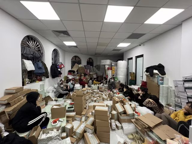 Các nhân viên đóng hàng với các đơn đã chốt trong phiên livestream Các nhân viên đóng hàng với các đơn đã chốt trong phiên livestream