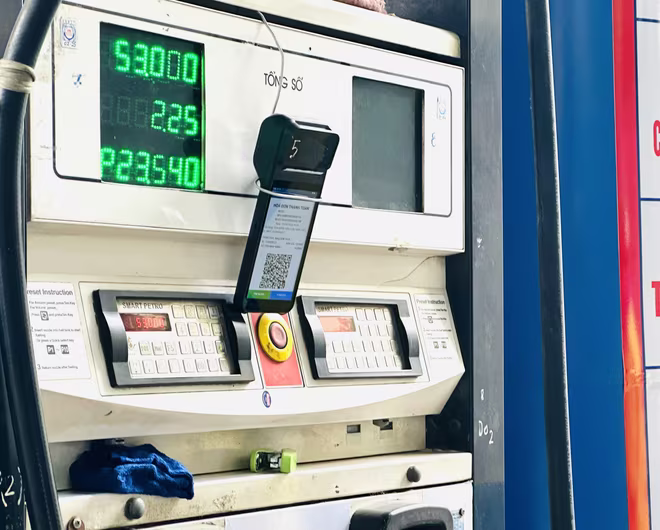 Mã QR được gắn tại 1 cây xăng giúp người dân thanh toán được thuận lợi, nhanh chóng Mã QR được gắn tại 1 cây xăng giúp người dân thanh toán được thuận lợi, nhanh chóng