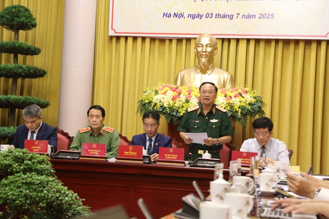 Trung tướng Thái Đại Ngọc - Phó Tổng Tham mưu trưởng Quân đội nhân dân Việt Nam báo cáo tại buổi họp báo