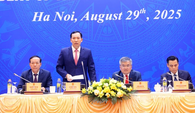 Thượng tướng Lê Văn Tuyến - Thứ trưởng Bộ Công an trả lời các câu hỏi của phóng viên tại buổi họp báo