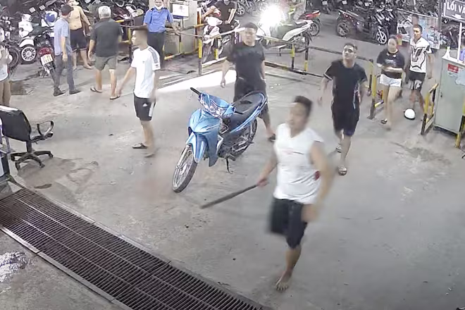 Nhóm thanh niên cầm hung khí đến đập phá tại chung cư