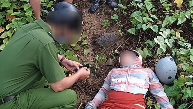 Người phụ nữ trôi sông được người dân cứu đưa lên bờ Người phụ nữ trôi sông được người dân cứu đưa lên bờ