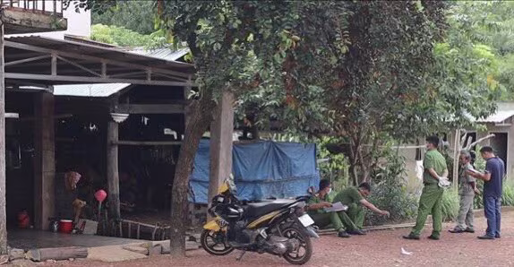 Lực lượng công an điều tra tại hiện trường vụ án mạng